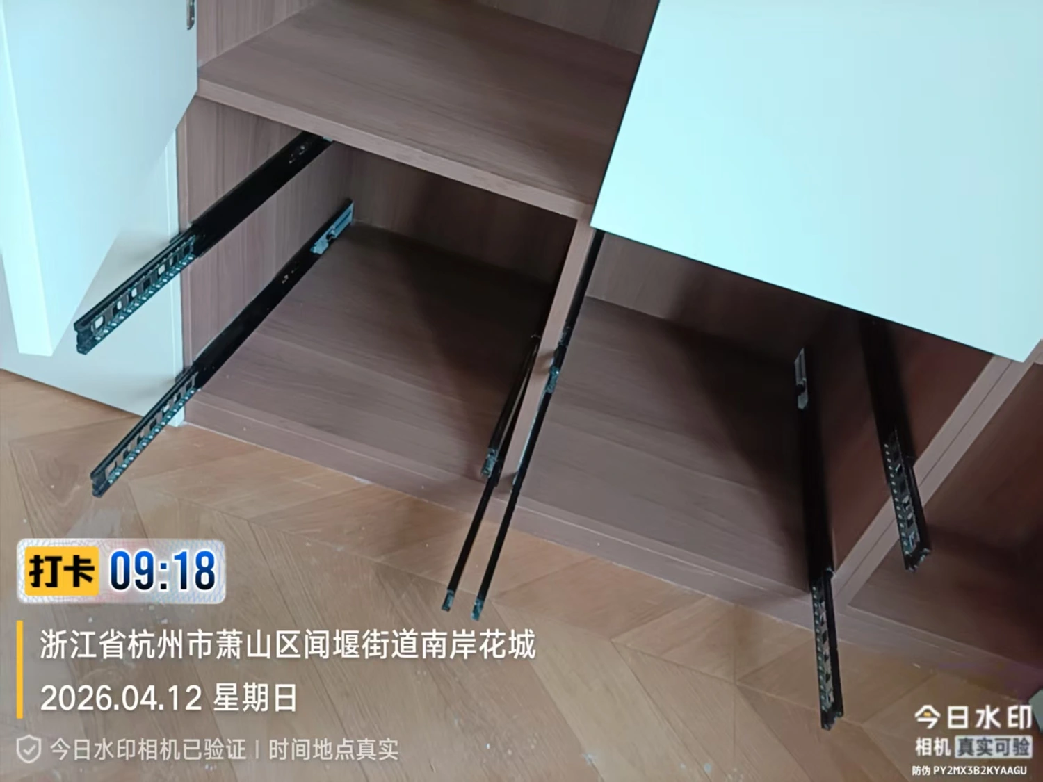 抽屉拆卸保洁清洁后：柜体内侧与底板更整洁，边角积灰得到清理。