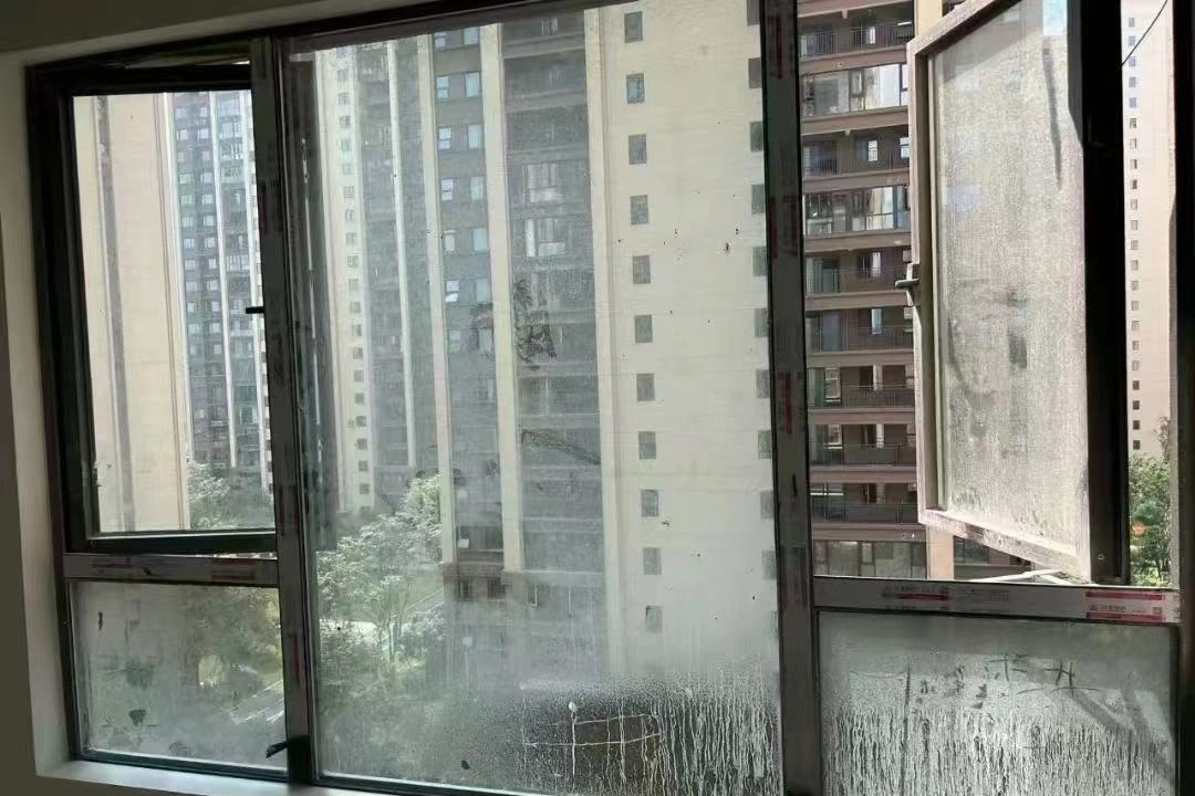 玻璃清洁清洁前：玻璃表面可见灰尘、污痕和残留印迹，影响通透感。