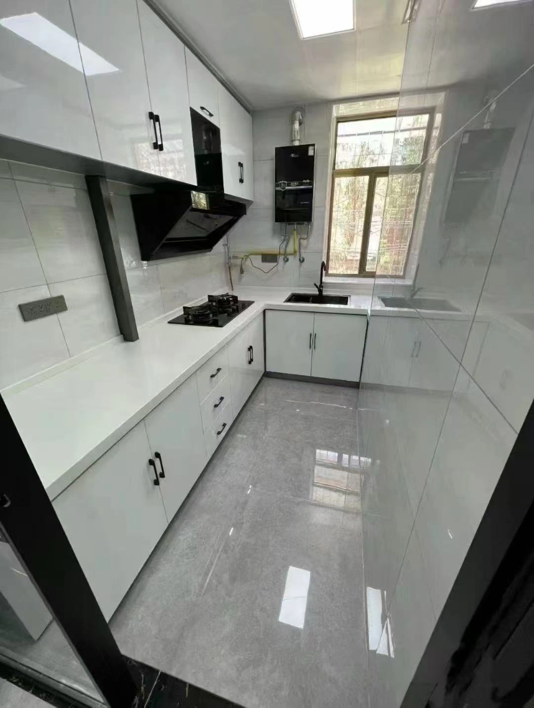 厨房整体保洁清洁后：台面和地面更整洁，柜门闭合，厨房整体清爽有序。