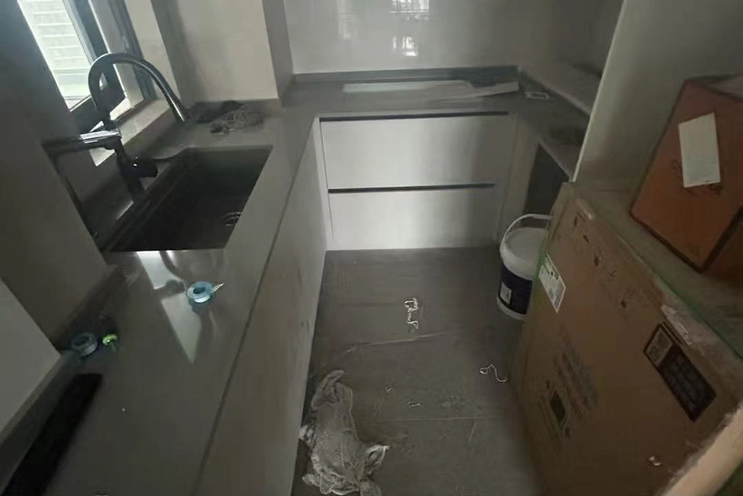 厨房台面与水槽区保洁清洁前：台面有零散物品，水槽及周边地面需要清洁打理。