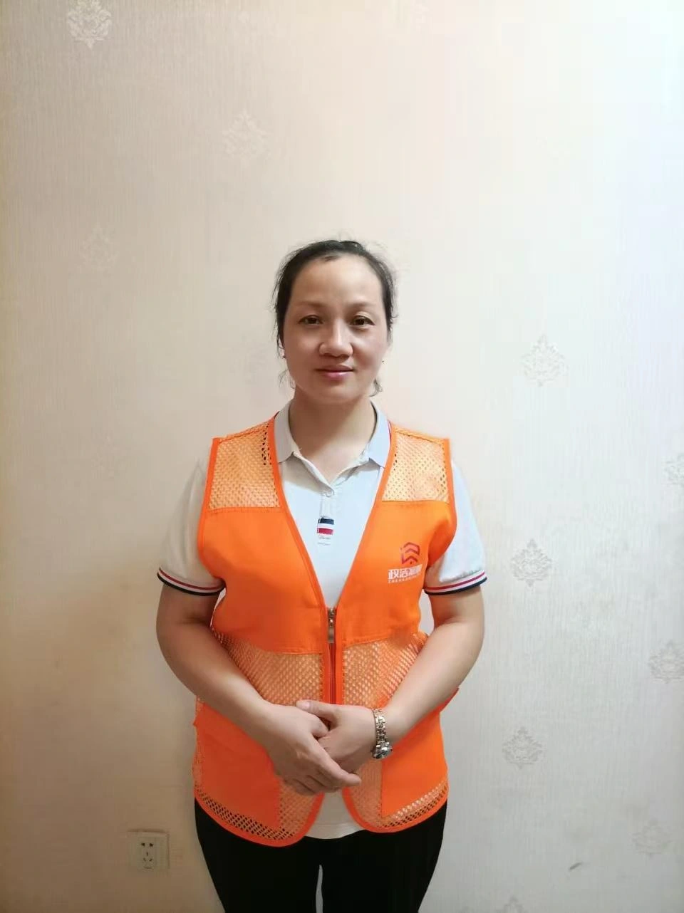 政洁家服服务人员身穿品牌工作服的实拍照片